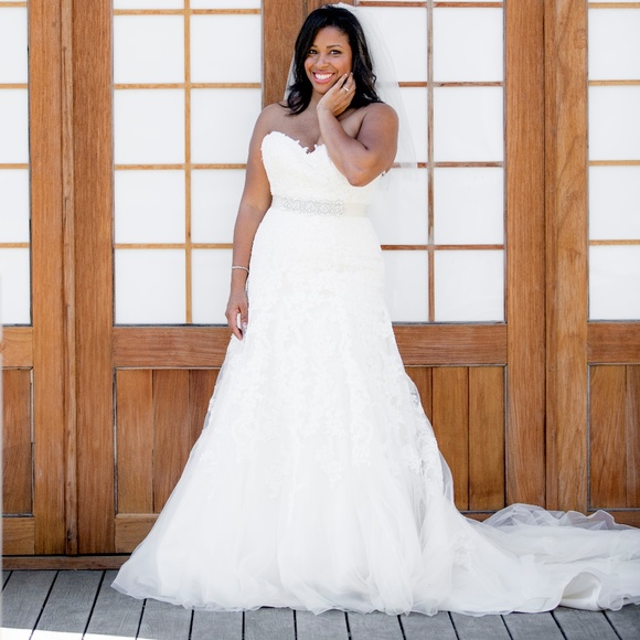 Essense of Australia Wedding Dress Style D1679 - Picture 3 of 8